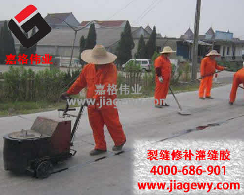 萬(wàn)通公路養(yǎng)護(hù)隊(duì)停止瀝青灌縫膠灌縫作業(yè)，確保高考學(xué)生安全通暢出行