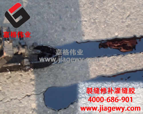 面對(duì)參差不齊的路面裂縫修補(bǔ)灌縫膠價(jià)格該如何選擇呢？