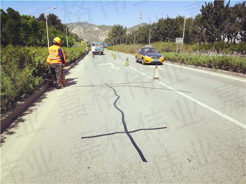 嘉格公路貼縫帶讓道路養(yǎng)護(hù)不再苦、臟、累