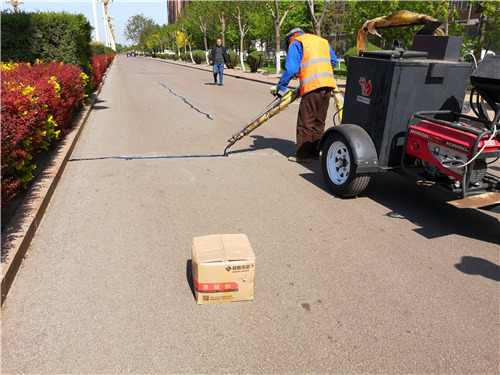 道路出現(xiàn)裂縫，公路灌縫膠是怎么和工人一起完成修補(bǔ)的呢？